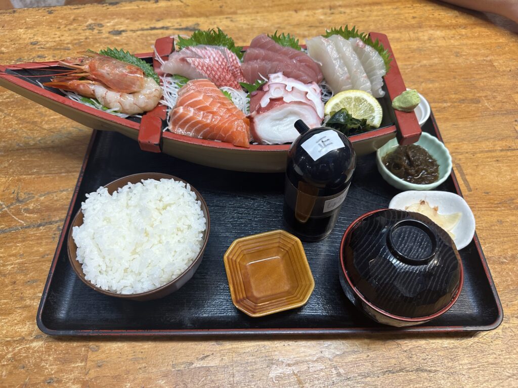 魚屋直営食堂 魚まる