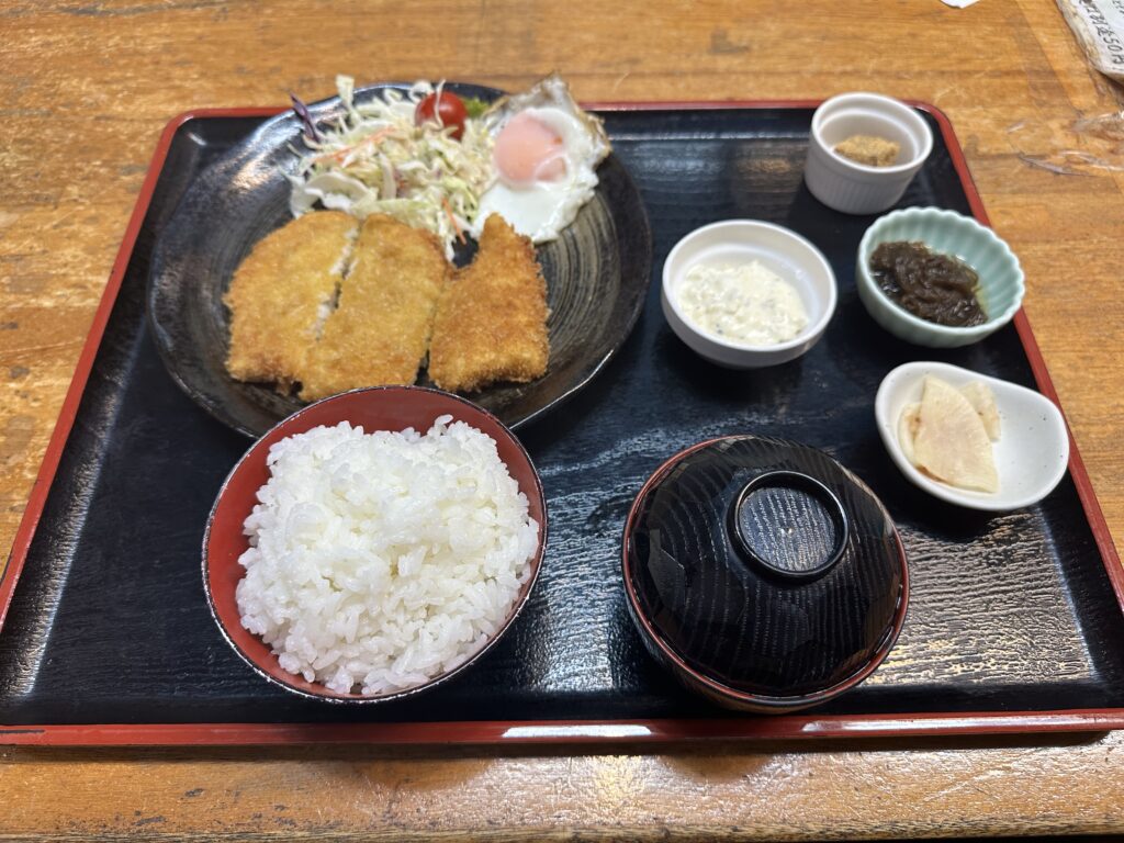 魚屋直営食堂 魚まる