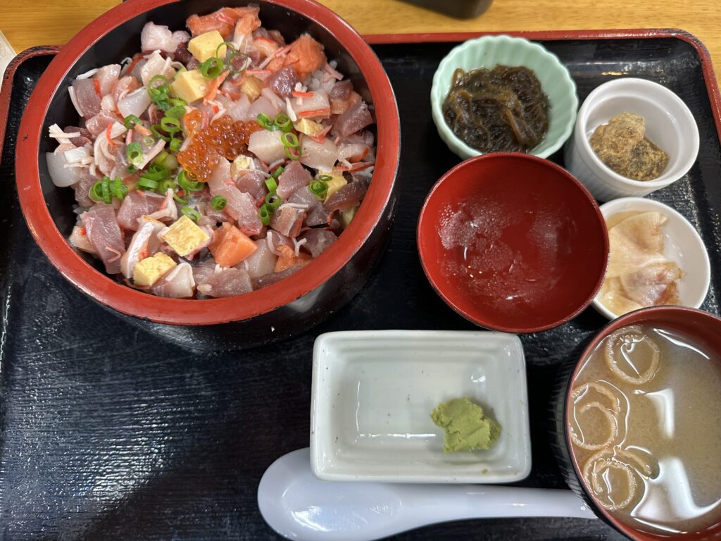 魚屋直営食堂 魚まる