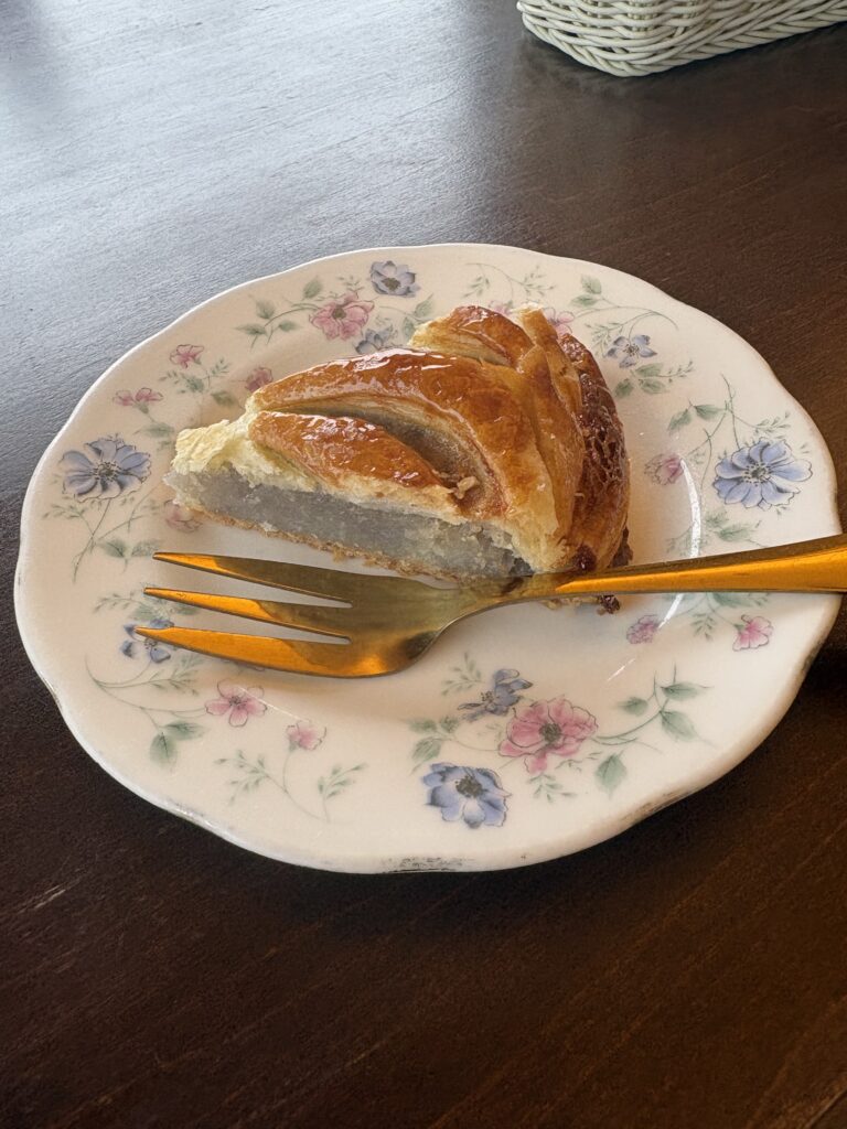 カフェレストラン長楽 サクサクのパイ生地田芋ケーキ