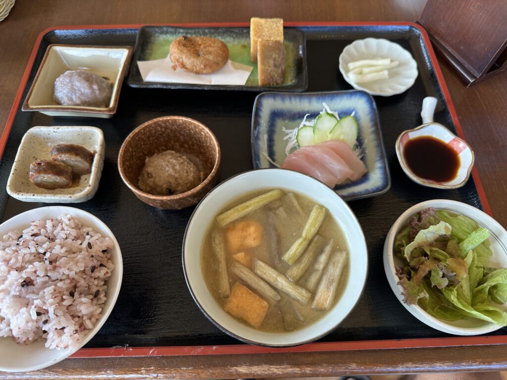 カフェレストラン長楽 小鉢が並ぶ健康的な和食定食