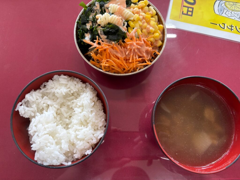 県民ステーキ 食べ放題のライスとサラダバー
