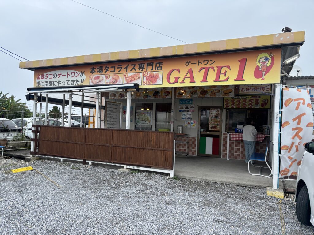 GATE1那覇店 黄色と赤の看板が目立つ外観