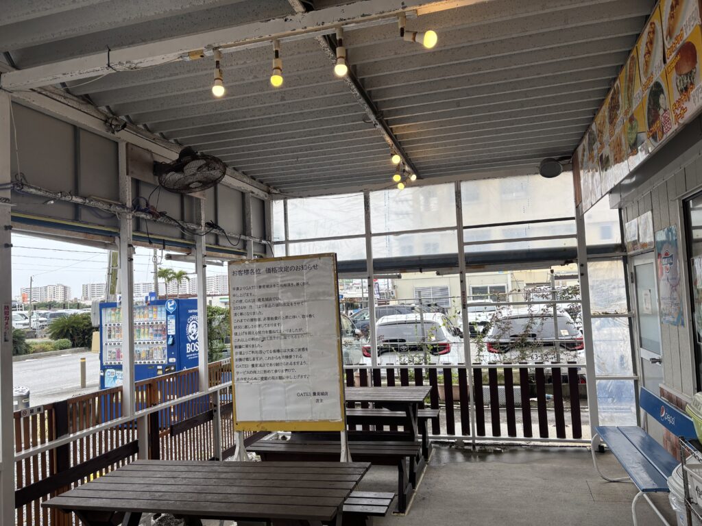 GATE1那覇店 開放感のある屋根付きイートインスペース
