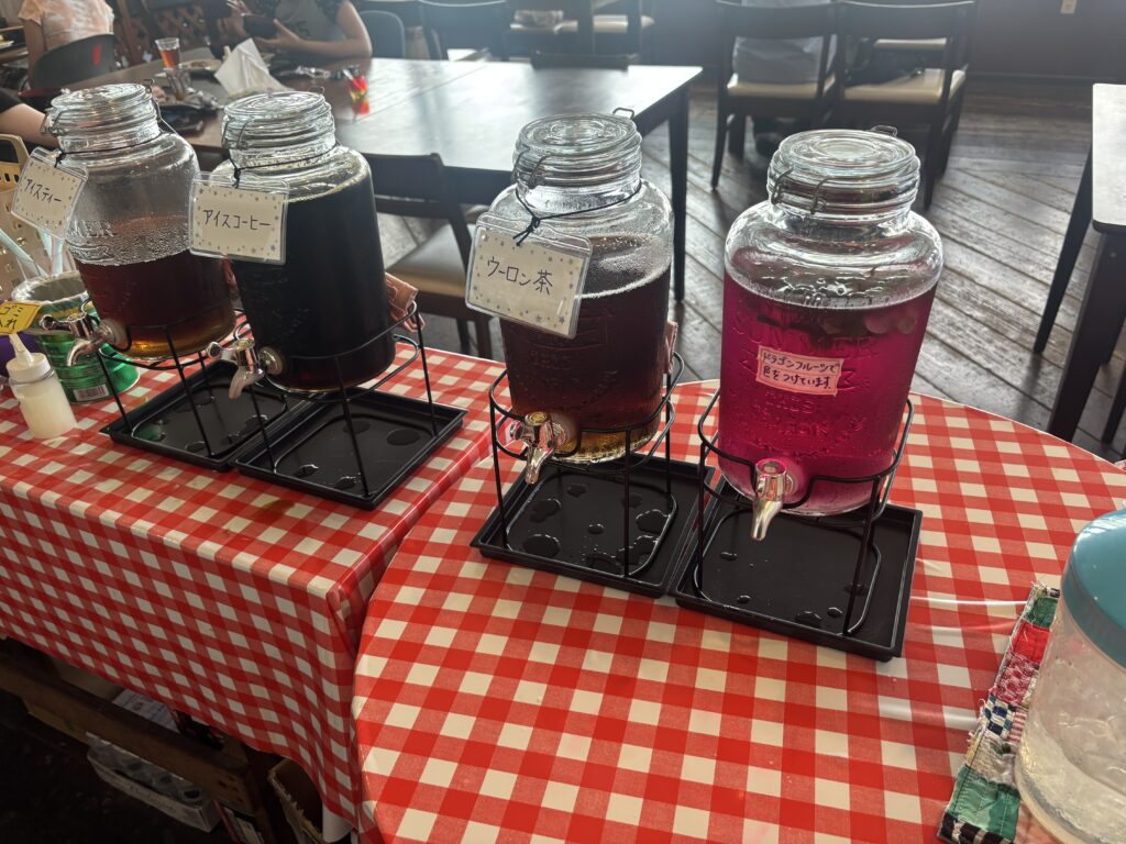 オーズカンパニー: 鮮やかなドリンクバーコーナー