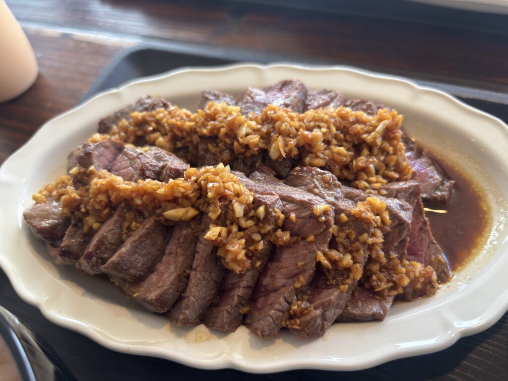 オーズカンパニー: にんにくたっぷり!食欲そそるオズステーキ