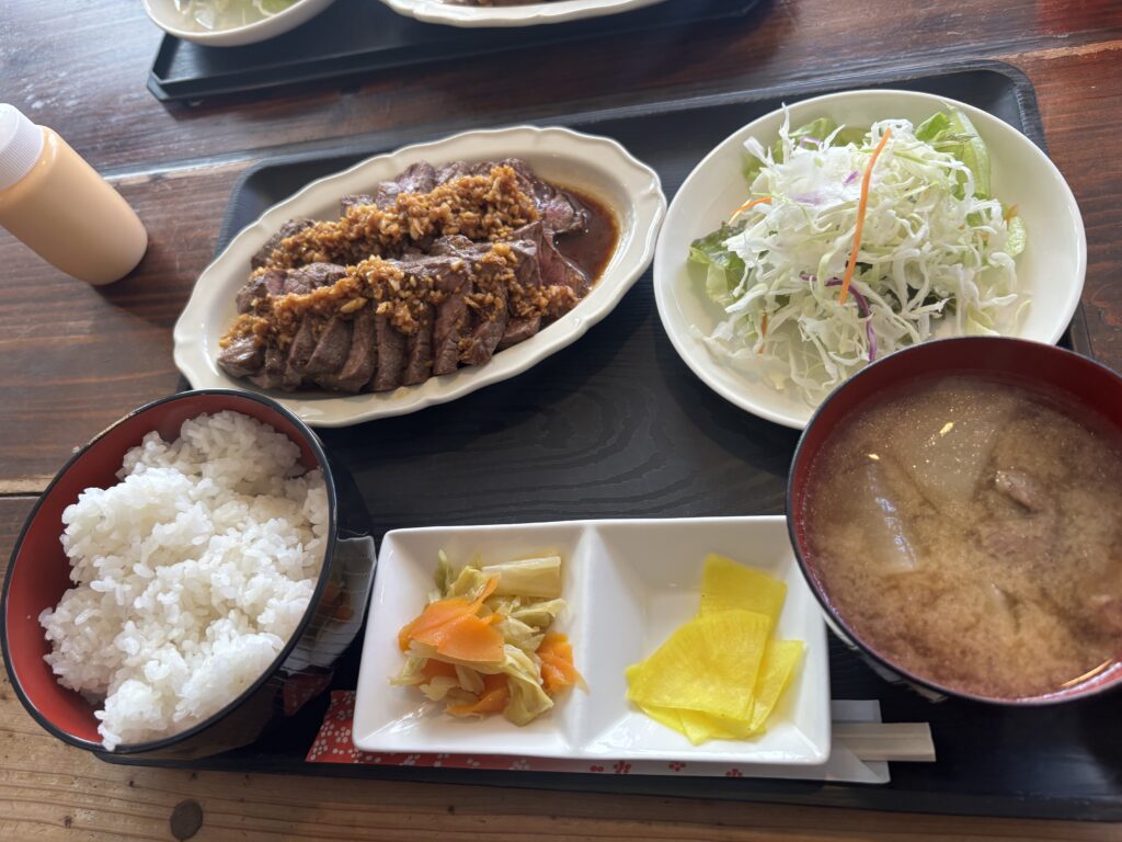 オーズカンパニー: 大盛りご飯とステーキの豪華ランチ