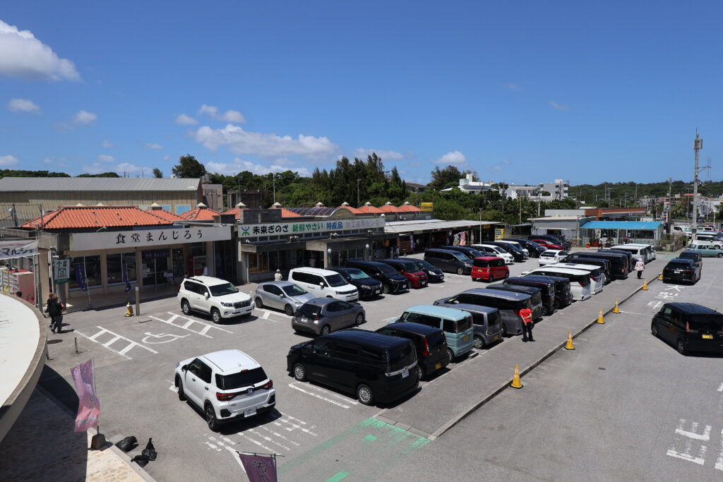 ギノザファームラボ 道の駅ぎのざの広々とした駐車場
