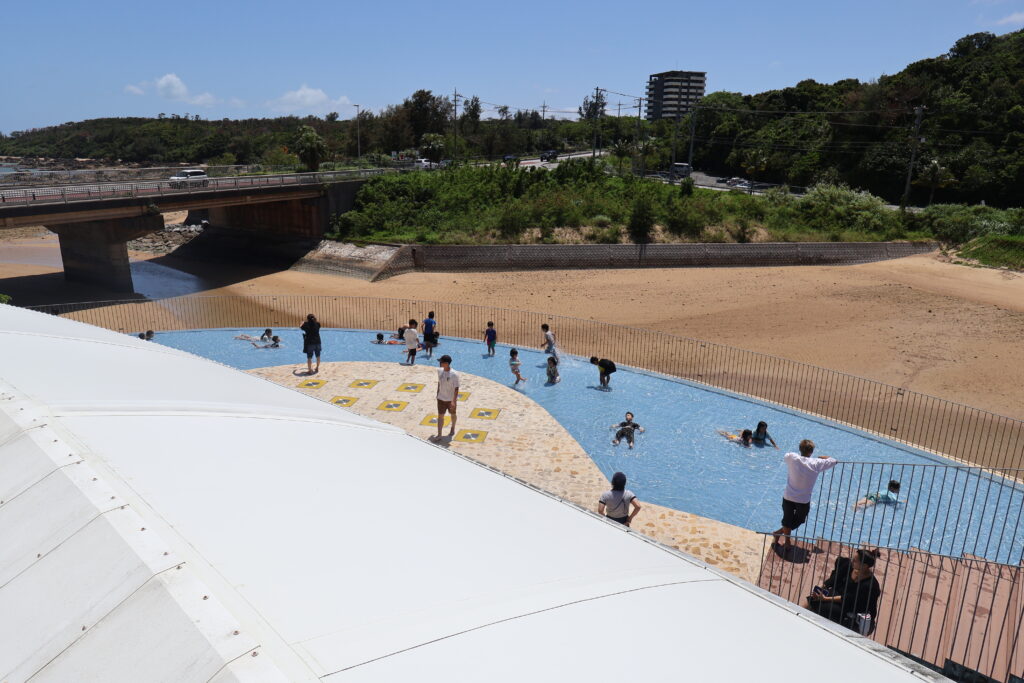 道の駅ぎのざ 水遊び広場の全景と楽しむ子供たち