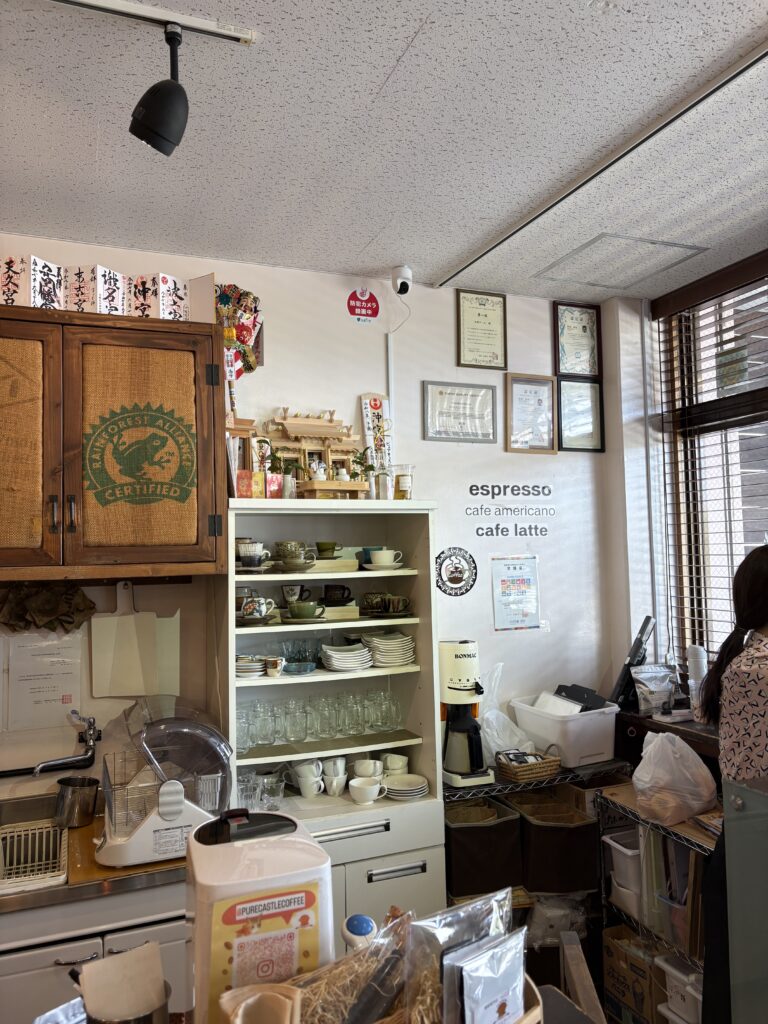 ピュアキャッスルコーヒー 落ち着いた雰囲気の店内カウンター