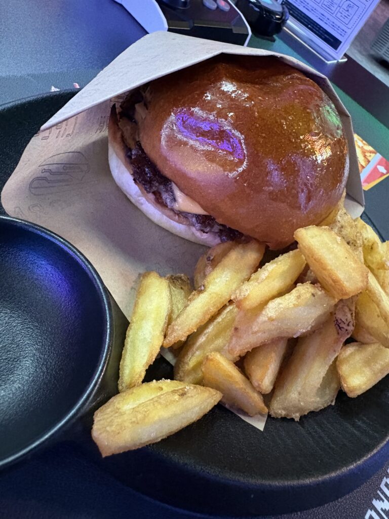 LIFEFORM | CyberPub & Hamburger Shop 料理