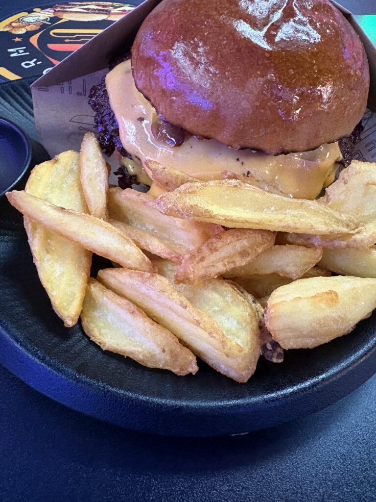 LIFEFORM | CyberPub & Hamburger Shop 料理