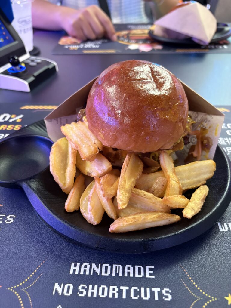 LIFEFORM | CyberPub & Hamburger Shop 料理