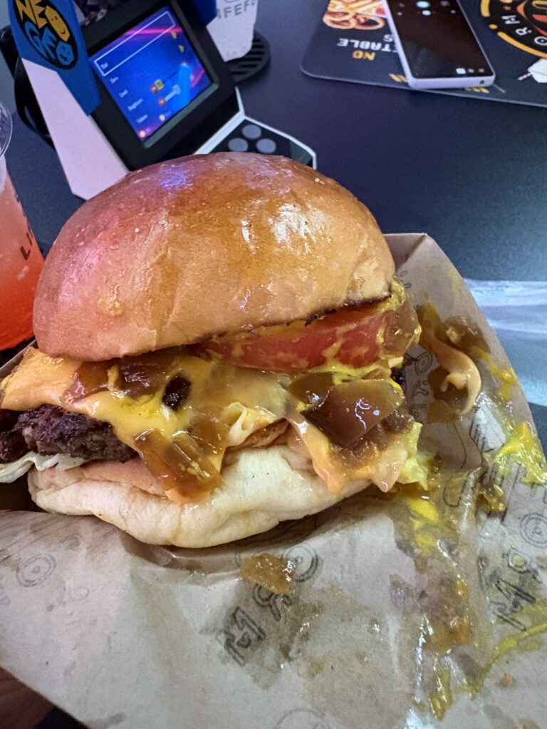 LIFEFORM | CyberPub & Hamburger Shop 料理