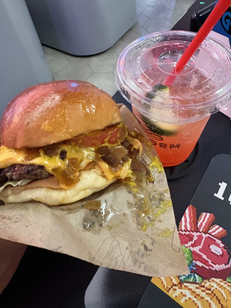 LIFEFORM | CyberPub & Hamburger Shop 料理