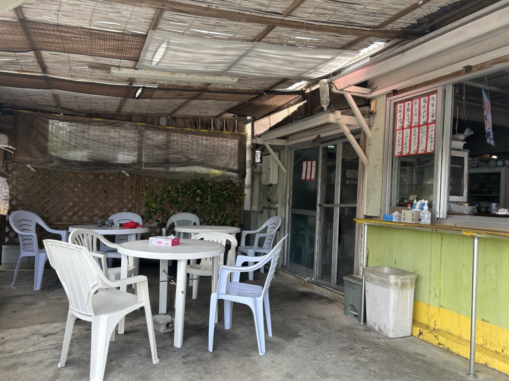 パーラー輪の風通しの良い屋外テーブル席