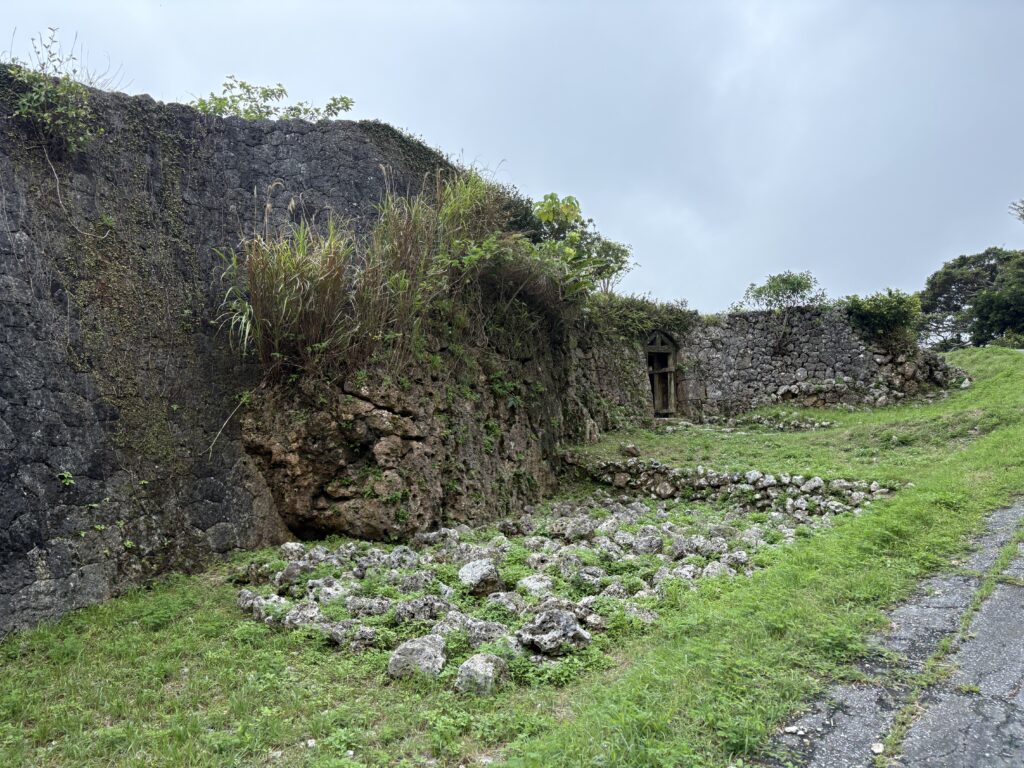 知念城跡の広大な敷地と、高くそびえる城壁