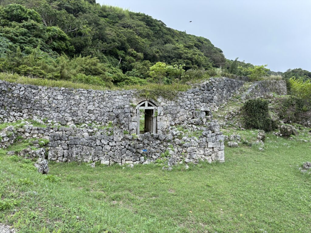 知念城跡の美しい石積みと、古い門