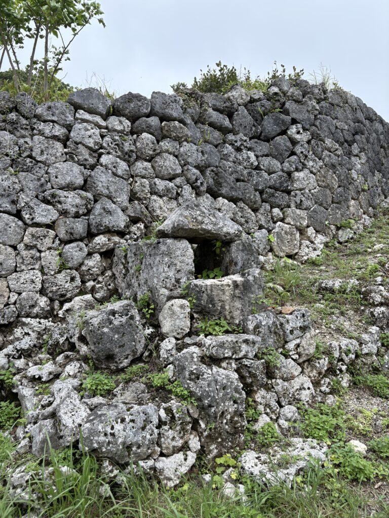 知念城跡の石壁にある、小さな祠のような窪み