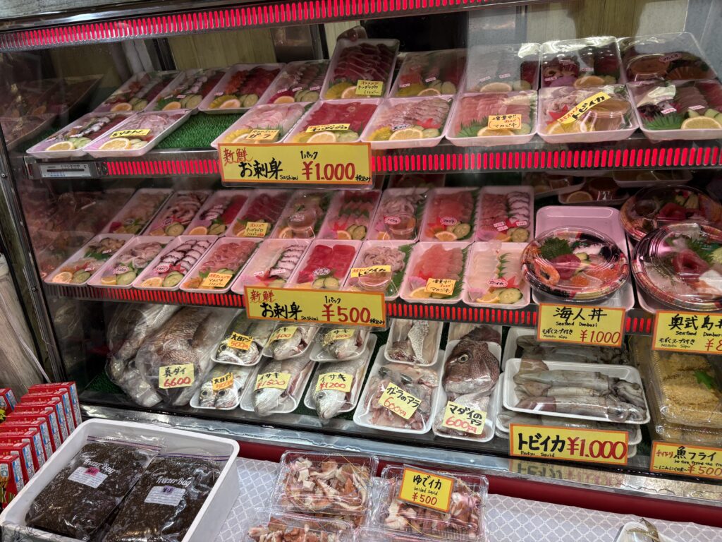 嶺井鮮魚店の新鮮な刺身と魚介の陳列