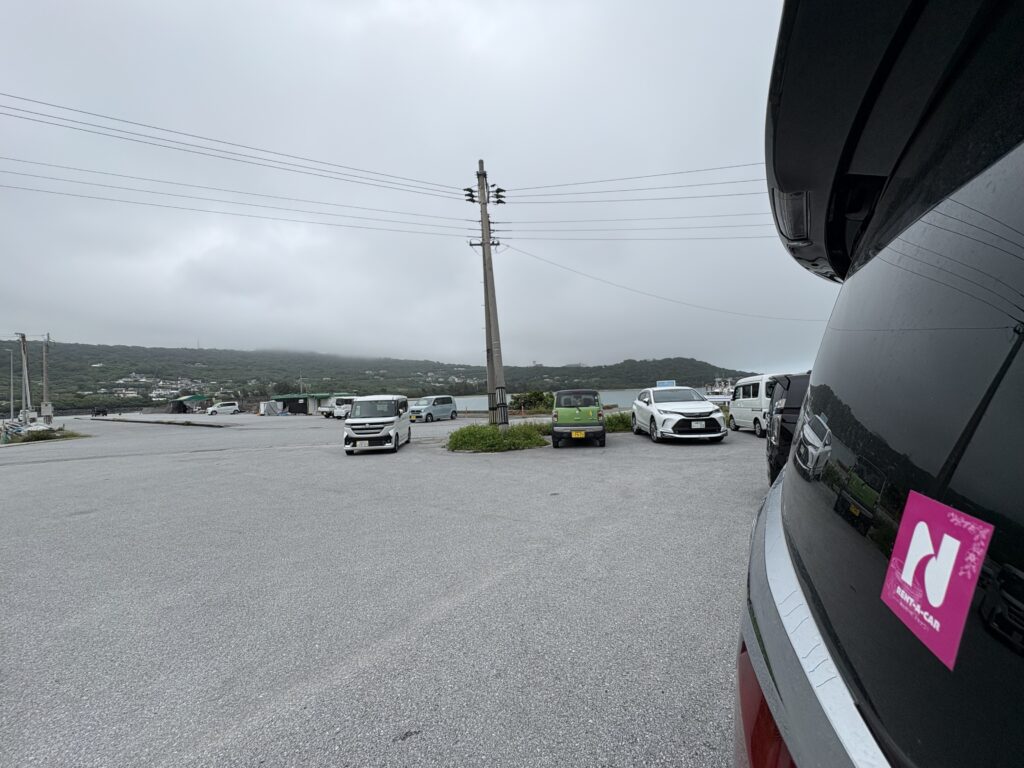 アルファードから望む奥武島の広い駐車場