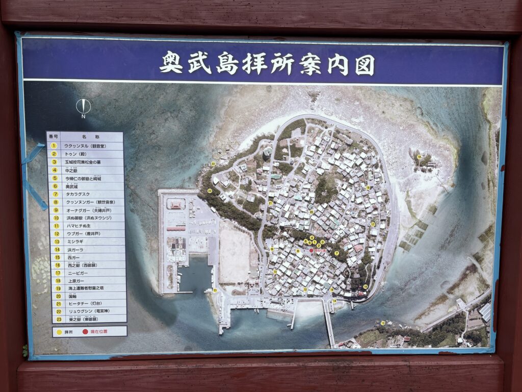 奥武観音堂の歴史を感じさせる大きな鳥居