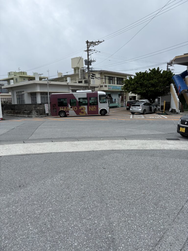 奥武観音堂を背景にした愛車アルファード