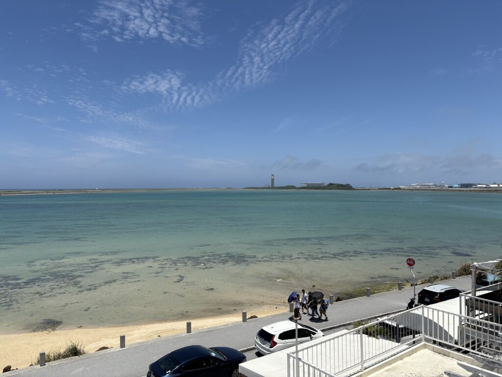 WHITEdog BURGER: ウミカジテラスから望む美しい海岸線