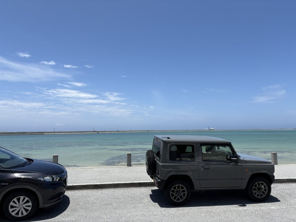 WHITEdog BURGER: 瀬長島の海を背景に佇む車と青空