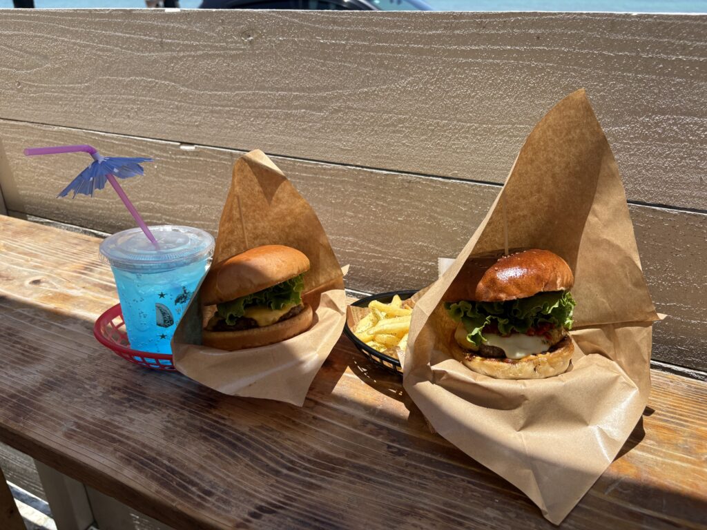 WHITEdog BURGER: 青いドリンクと絶品チーズ・スパイシーバーガー