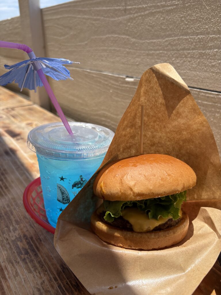 WHITEdog BURGER: 夏らしい青色ドリンクとチーズバーガー