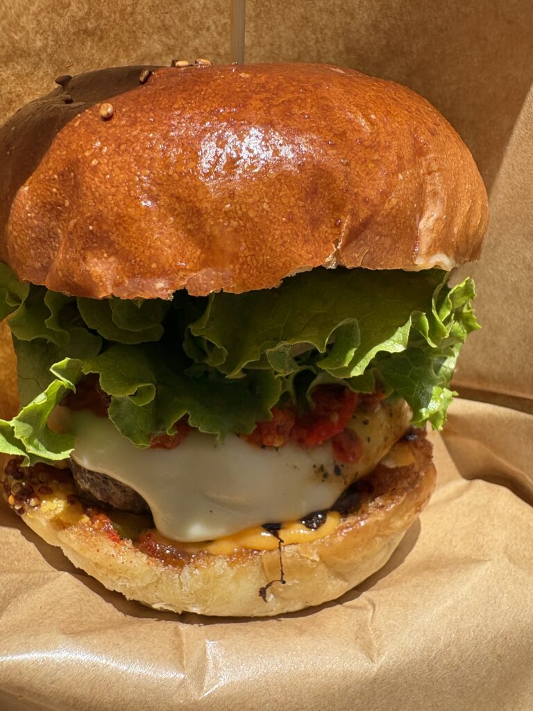 WHITEdog BURGER: ピリ辛ソースが食欲そそるうまみスパイシーバーガー