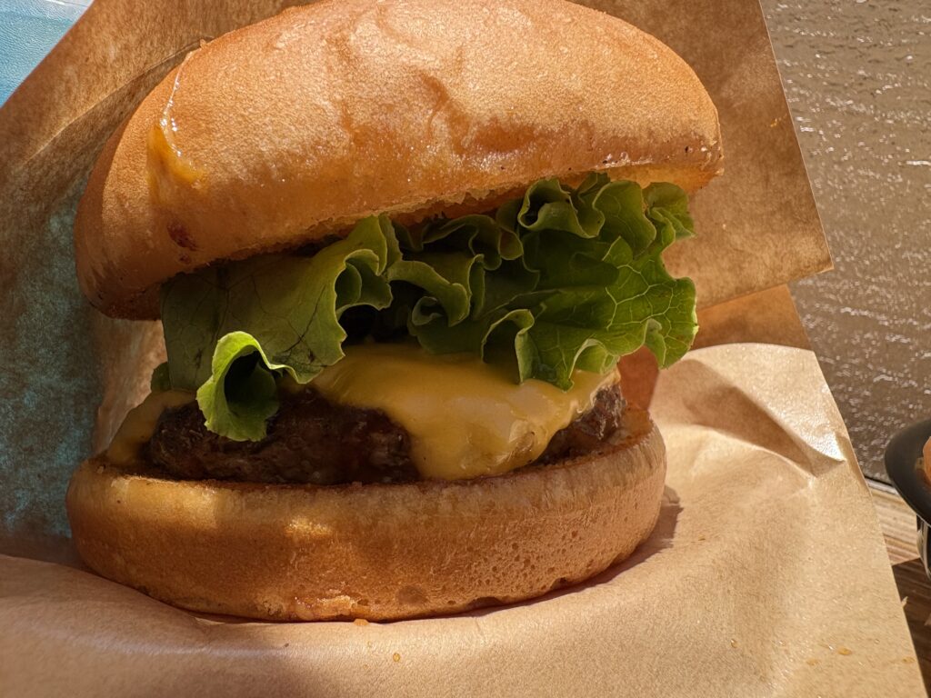 WHITEdog BURGER: とろけるチーズとジューシーパティのチーズバーガー