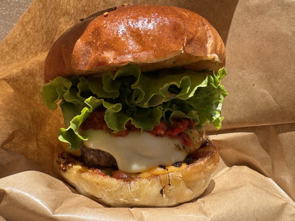 WHITEdog BURGER: 瀬長島で味わううまみスパイシーバーガー