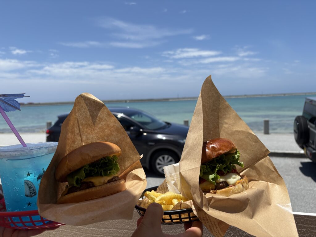 WHITEdog BURGER: 瀬長島の海辺で楽しむハンバーガーとドリンク