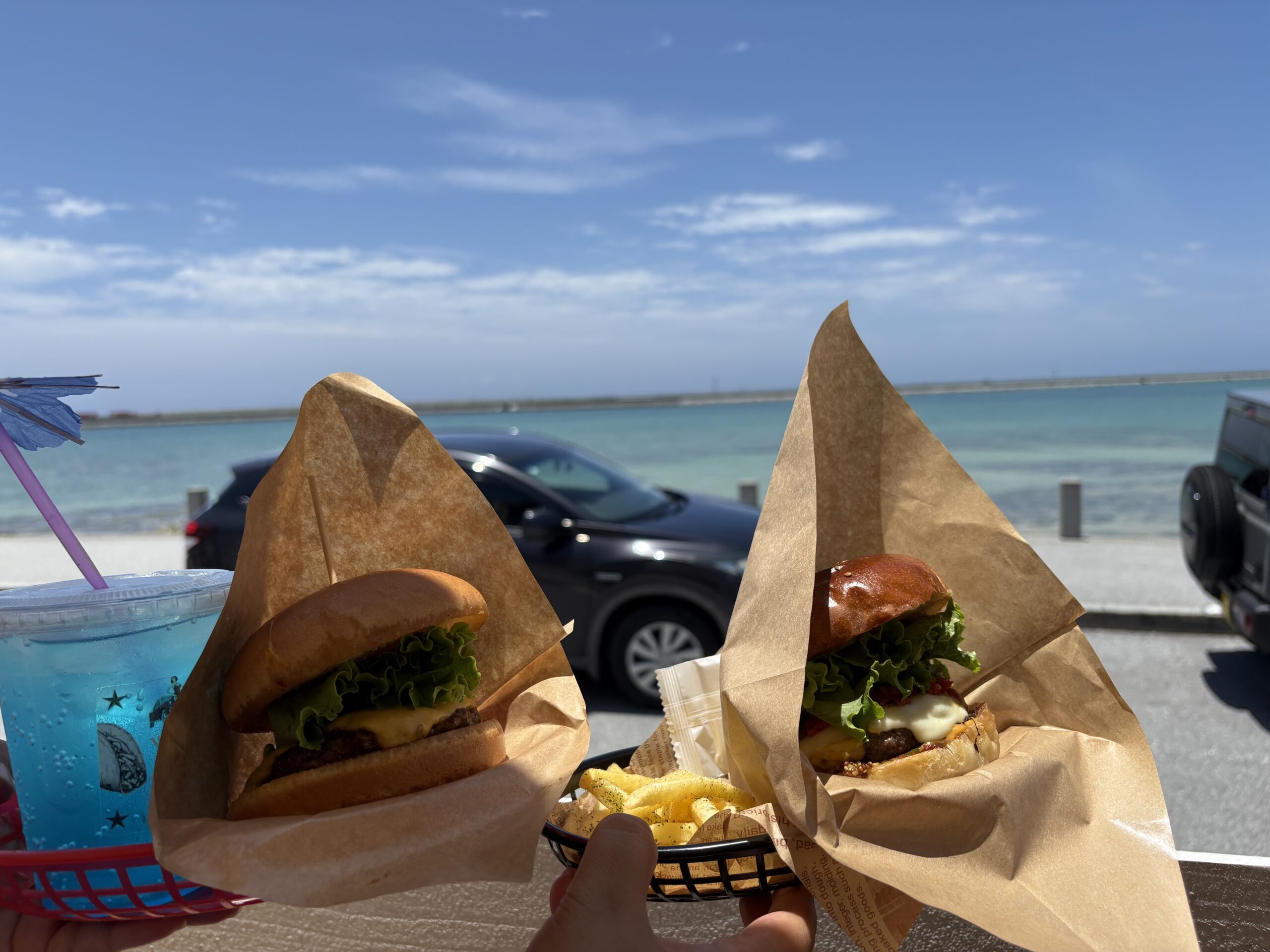 WHITEdog BURGER: 瀬長島の海辺で楽しむハンバーガーとドリンク
