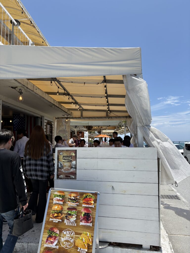 WHITEdog BURGER: 賑わうテラス席と開放的な店舗外観