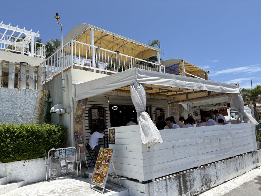 WHITEdog BURGER: 青空に映える白い建物とテラス席