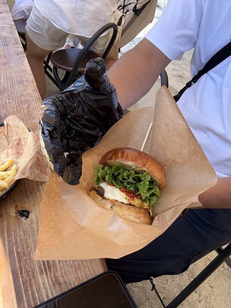 WHITEdog BURGER: 黒い手袋で豪快にいただくハンバーガー