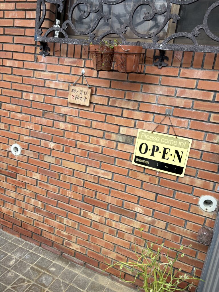 磯ノ宮への道標!2階の案内とレンガ壁