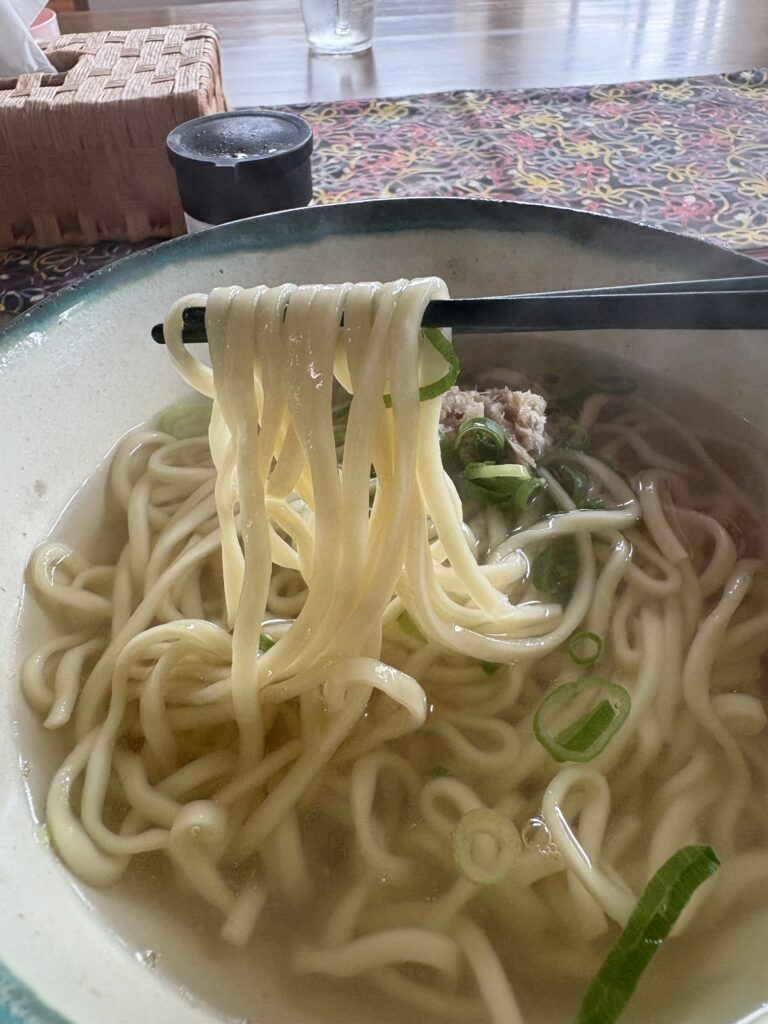 磯ノ宮の看板メニュー!つるつる平麺の金目鯛そば