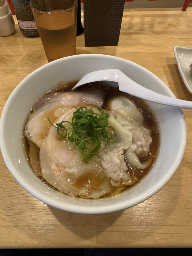 塩ラーメン専門店TAKANE ワンタン入り醤油ラーメン