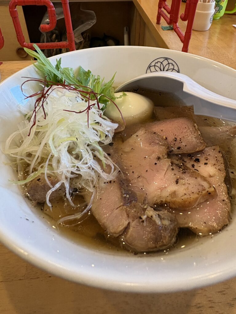 塩ラーメン専門店TAKANE 味玉とチャーシューの贅沢な一杯