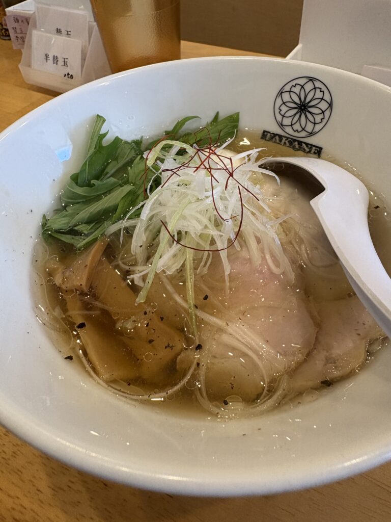 塩ラーメン専門店TAKANE 具材たっぷり塩ラーメン