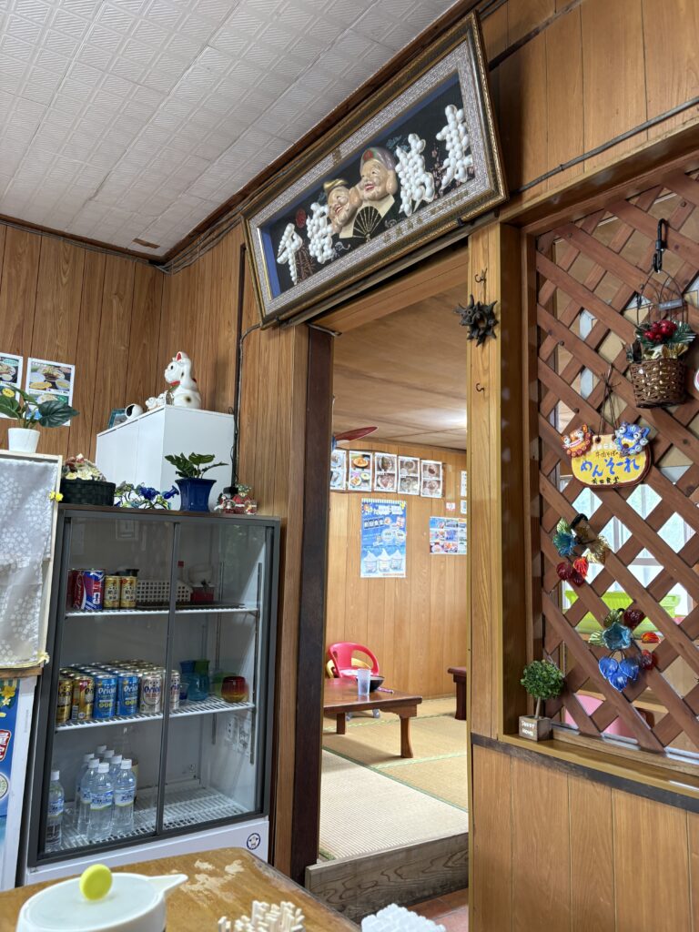前田食堂 木目調の温かい店内