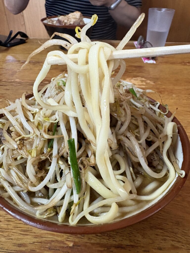 前田食堂 麺を持ち上げた様子