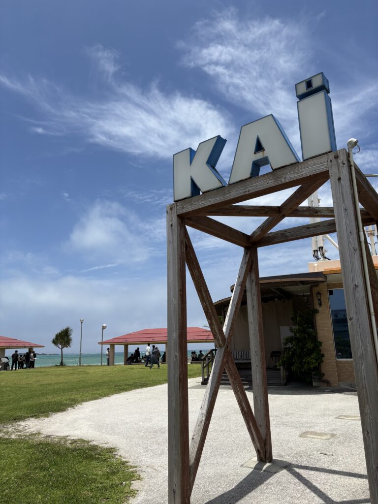 KAI Beach Club 海沿いの看板と外観