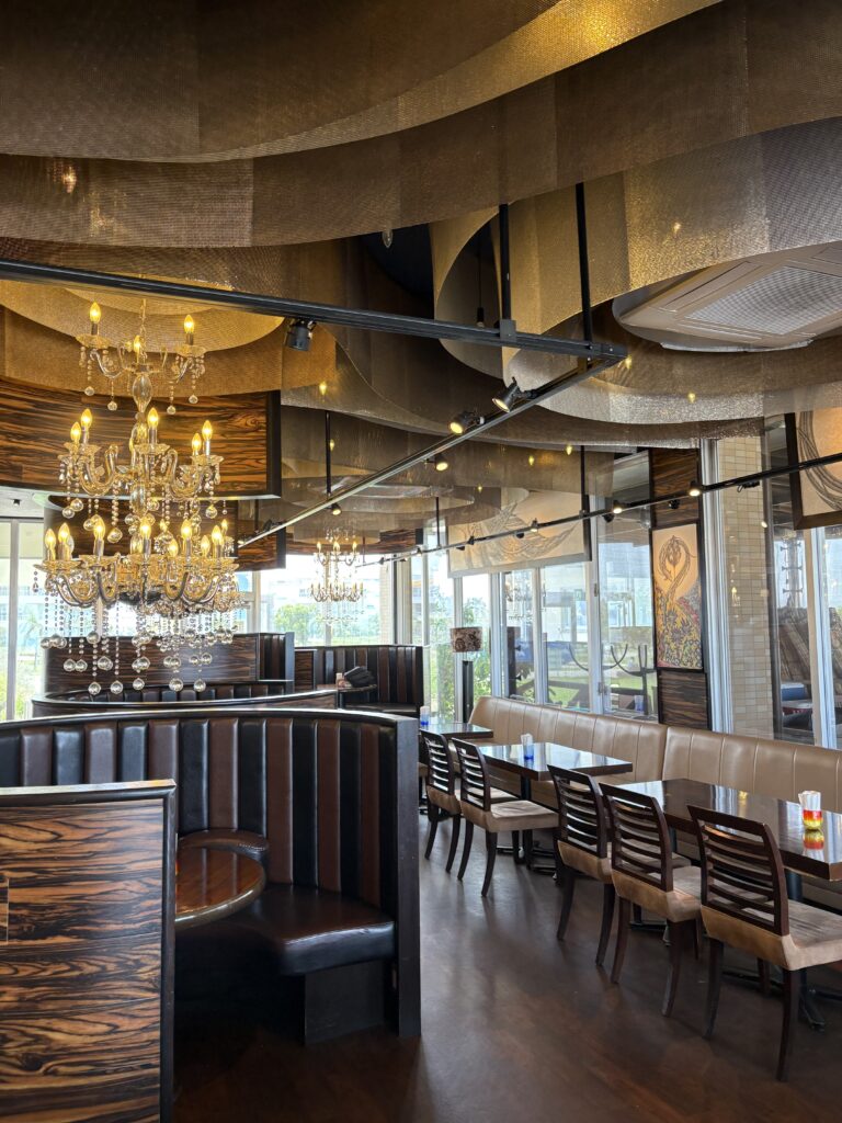 KAI Beach Club シャンデリアが輝く店内