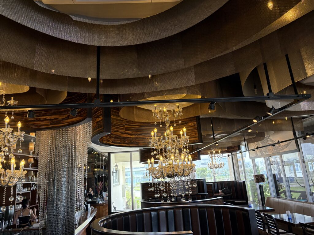 KAI Beach Club 落ち着いた店内のシャンデリア
