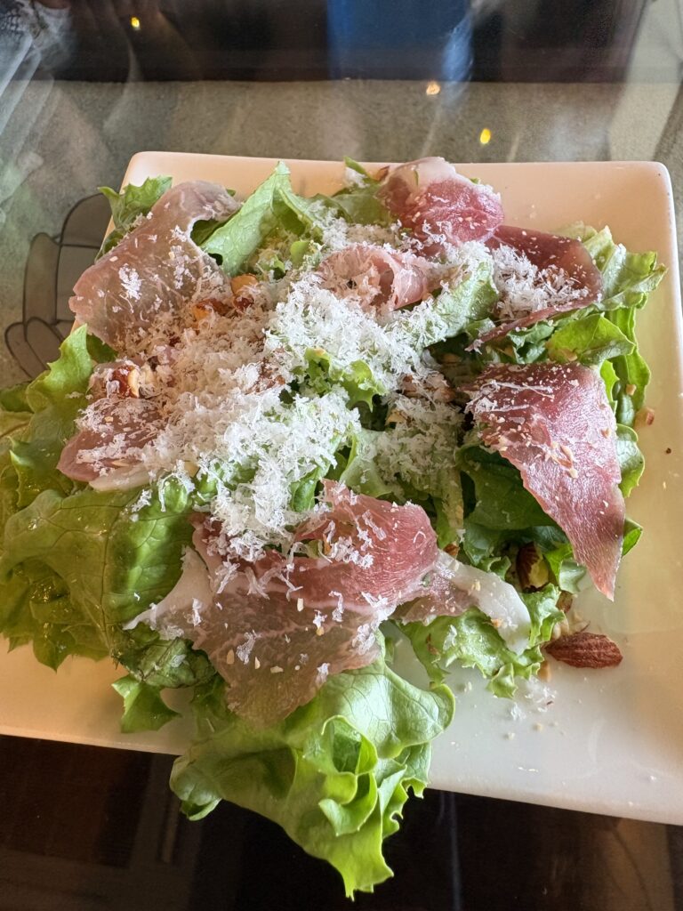 KAI Beach Club 生ハムとチーズの豪華サラダ
